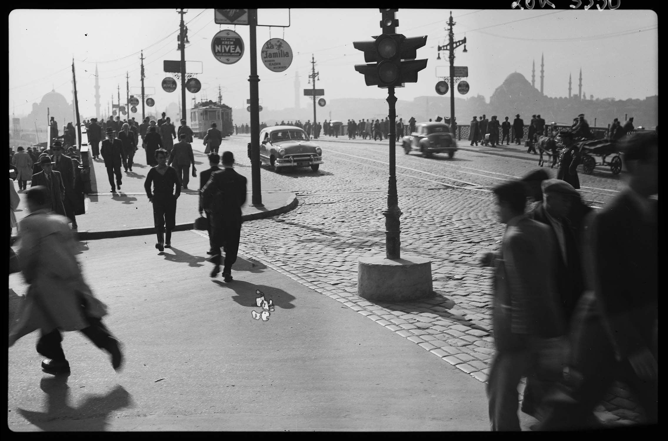 Passants et automobiles sur le pont